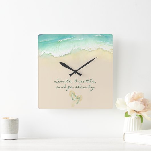 Entspannen Sie sich und genießen Sie das Lächeln a Quadratische Wanduhr (Zuhause)