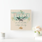 Entspannen Sie sich und genießen Sie das Lächeln a Quadratische Wanduhr (Zuhause)