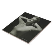 Entspannende Frau Fliese (Seite)