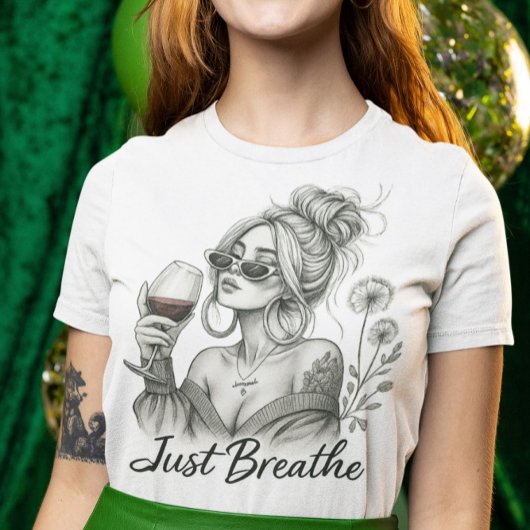 Entspannende Frau mit Weinlust T-Shirt