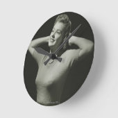 Entspannende Frau Runde Wanduhr (Winkel)