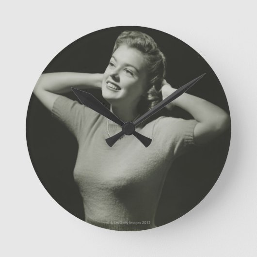 Entspannende Frau Runde Wanduhr (Vorderseite)