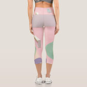 Entspannende Kätzchen im Wohnzimmer Capri Leggings (Rückseite)