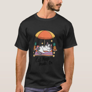 Entspannende Katze unter Strandsonnenschirm Sommer T-Shirt