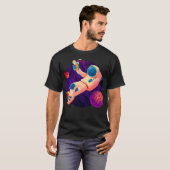 Entspannender Astronaut mit Cocktail (Space Synthw T-Shirt (Vorne ganz)