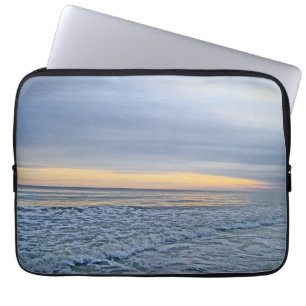 Entspannender Sonnenuntergang am Meer Laptopschutzhülle