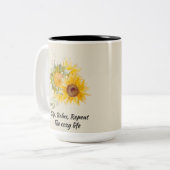 Entspannendes Zitat mit Sonnenblumen Zweifarbige Tasse (Vorderseite Links)