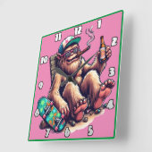 Entspannte Kreatur, die ein Party auf einem Skateb Quadratische Wanduhr (Winkel)