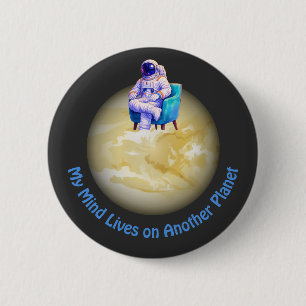 Entspannter Astronaut sitzt auf einem Planeten  Button