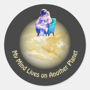 Entspannter Astronaut sitzt auf einem Planeten Runder Aufkleber
