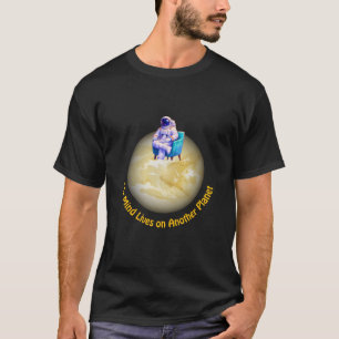 Entspannter Astronaut sitzt auf einem Planeten  T-Shirt