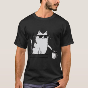 Entspannter sechsarmiger Zauberer meditierend mit T-Shirt