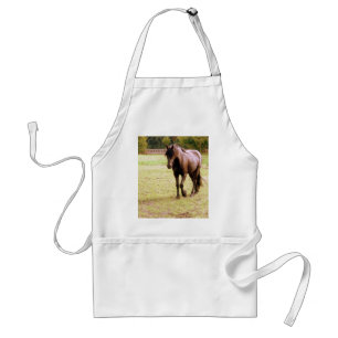 Entspanntes Brown Horse Walking Schürze