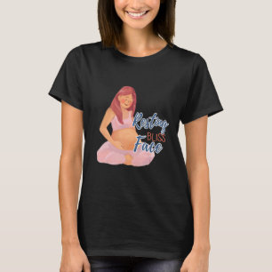 Entspanntes Glücklich Gesicht Schwangere Yoga Mama T-Shirt