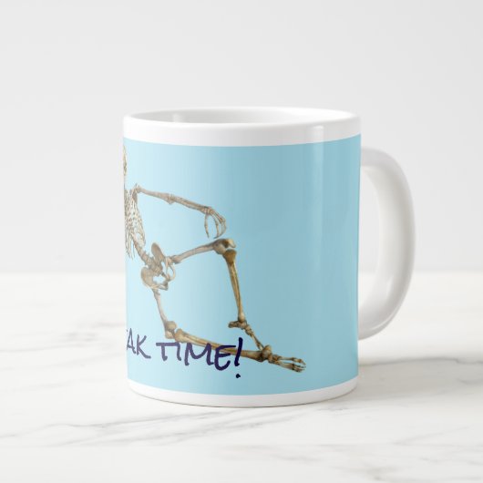 Entspanntes Skelett sagt "Break time" Jumbo-Tasse (Vorderseite Rechts)