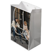 Entwerfen Sie Ihr eigenes Single-Foto Mittlere Geschenktüte (Rückseite Schrägansicht)