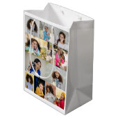 Entwerfen Sie Ihre eigene 11 FotoCollage Mittlere Geschenktüte (Rückseite Schrägansicht)