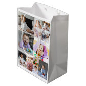 Entwerfen Sie Ihre eigene 13 FotoCollage Mittlere Geschenktüte (Rückseite Schrägansicht)