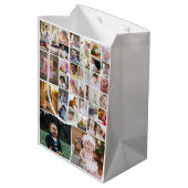 Entwerfen Sie Ihre eigene 35 FotoCollage Mittlere Geschenktüte (Rückseite Schrägansicht)