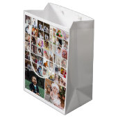 Entwerfen Sie Ihre eigene 40 FotoCollage Mittlere Geschenktüte (Rückseite Schrägansicht)
