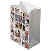 Entwerfen Sie Ihre eigenen 22 Bilder Collage Gerah Mittlere Geschenktüte (Vorderseite Schrägansicht)