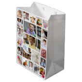 Entwerfen Sie Ihre eigenen 22 Bilder Collage Gerah Mittlere Geschenktüte (Rückseite Schrägansicht)