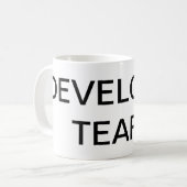 Entwickler zerreißt Tasse (Vorderseite Links)