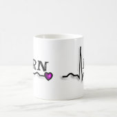 Entwurf der Krankenschwester-"RN" der Geschenk-QRS Kaffeetasse (Mittel)