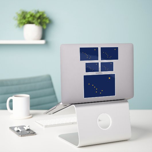 Entwurf der Staatsflagge Alaska Aufkleber (Laptop auf Schreibtisch)