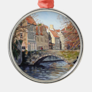 Entzückende alte Brücke über den Kanal im malerisc Ornament Aus Metall