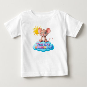 Entzückende Cartoon-Maus sitzt auf einer Wolke Baby T-shirt