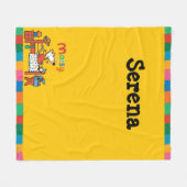 Entzückende Maisy in den roten Gesamten Fleecedecke (Vorderseite (Horizontal))