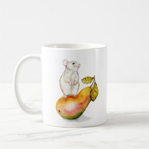 Entzückende Maus auf einer Birne Kaffeetasse