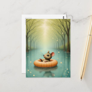 Entzückende Maus, die auf einem See schwimmt Postkarte