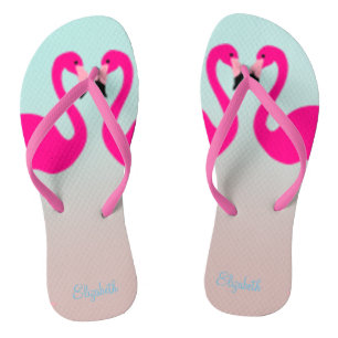 Entzückende rosa Flamingos in Liebe Badesandalen
