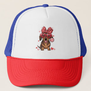 Entzückender Dachshund mit Herzbrille und Polka-Pu Truckerkappe