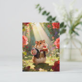 Entzückender Hamster isst Erdbeertörtchen Postkarte (Stehend Vorderseite)