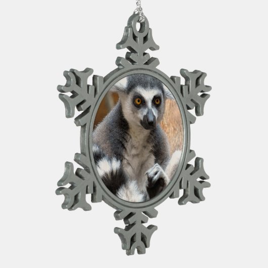 Entzückender Lemur Schneeflocken Zinn-Ornament (Links)