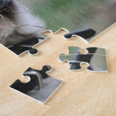 Entzückender Mops mit einem Stück des Puzzle (Seite)