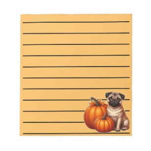 Entzückender Pug sitzt neben Kürbissen und Blätter Notizblock