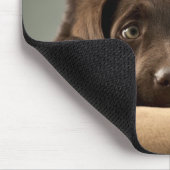 Entzückender Schokoladen-Labrador-Welpen-Entwurf Mousepad (Ecke)