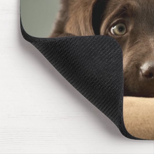 Entzückender Schokoladen-Labrador-Welpen-Entwurf Mousepad (Ecke)