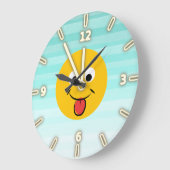 Entzückendes glückliches Emoji Gesicht-Ist immer Große Wanduhr (Winkel)