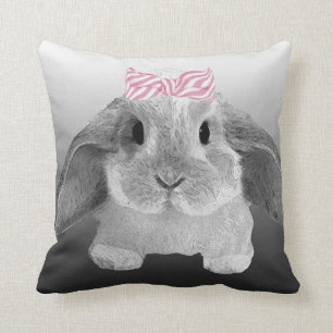Entzückendes kleines Häschen mit einem rosa Boge Kissen