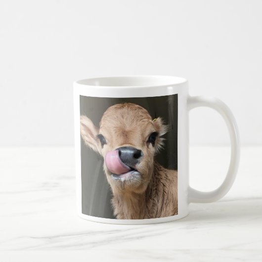 Entzückendes kleines Kalb kleiner Stümper auf Kaffeetasse (Rechts)