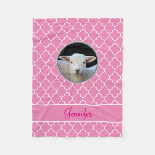 Entzückendes Lamm-Rosa Quatrefoil mit Namen Fleecedecke (Vorderseite)