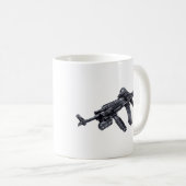 EOTech visierte taktisches AK-47Sturmgewehr an Kaffeetasse (VorderseiteRechts)