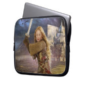 Eowyn Raises Sword Laptopschutzhülle (Vorderseite Links)