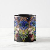 EPHEMERAL/FRAU MIT FARBIGEM FRAKTAL TASSE (Zentrum)