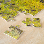 Ephemerialer Wasserfall strömt in der Felswand aus Puzzle (Seite)